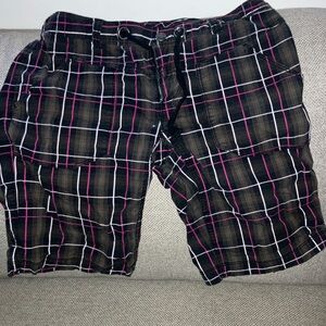 Women The North Face Black/pink plaid Bermuda  Shorts 6